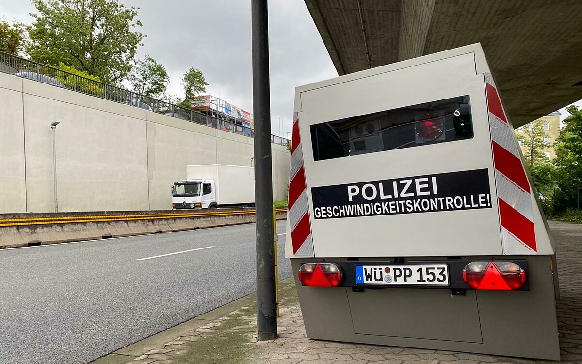Der Blitzer Enforcement Trailer der Polizei im Einsatz Der Blitzer Enforcement Trailer der Polizei im Einsatz